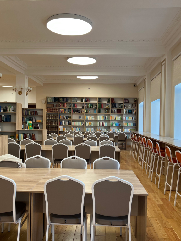 Стулья на металлокаркасе для банкетного зала Стулья на металлокаркасе для банкетного зала - фото