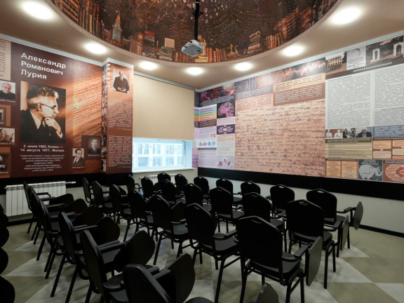 Светлые стулья на металлокаркасе для конференц зала Светлые стулья на металлокаркасе для конференц зала - фото