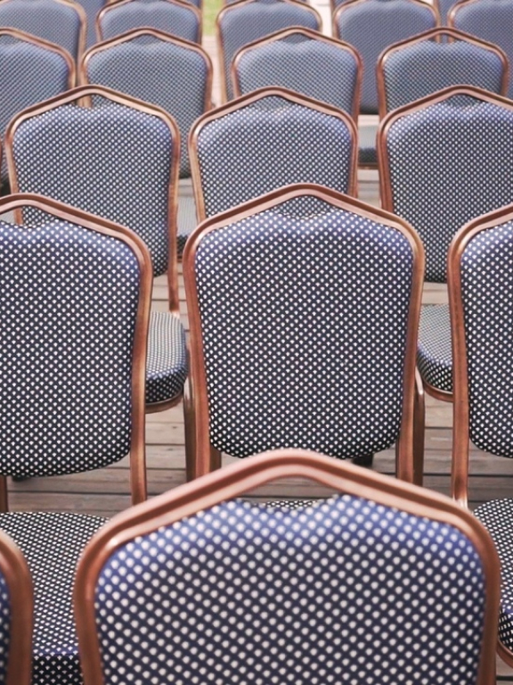 Золотые банкетные стулья Золотые банкетные стулья - фото