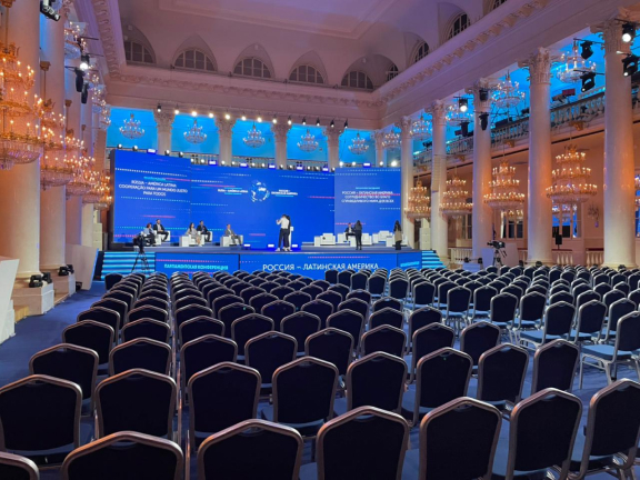 Бежевые банкетные стулья Бежевые банкетные стулья - фото